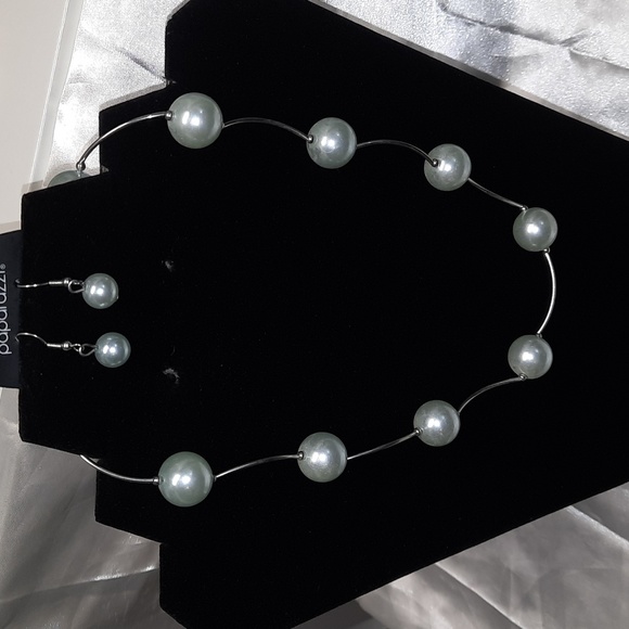 Beautiful spring color Necklace and earring set - Picture 2 of 3